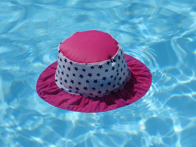 klobouk v bazénu