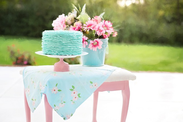 narozeninový dort na stolku.jpg